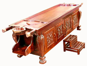 Il tradizionale tavolo Drhoni: tavolo da massaggio ayurveda, ideale per eseguire il trattamento tradizionale abhyanga.